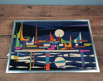 Tapiz abstracto bordado en lana con la inscripción "Port Said", década de 1970, 29"x20".