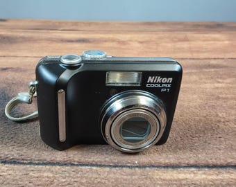 Cámara digital Nikon Coolpix P1 de 8 MP, color negro, excelente conexión Wi-Fi y zoom óptico de 3,5x.