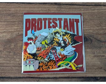 Op de afbeelding: Een vierkante sticker met het woord PROTESTANT in grote rode letters bovenaan. De illustratie toont een chaotische scène met figuren te midden van oranje vlammen, een brandend gebouw met het label US BANK en een gele brugconstructie.