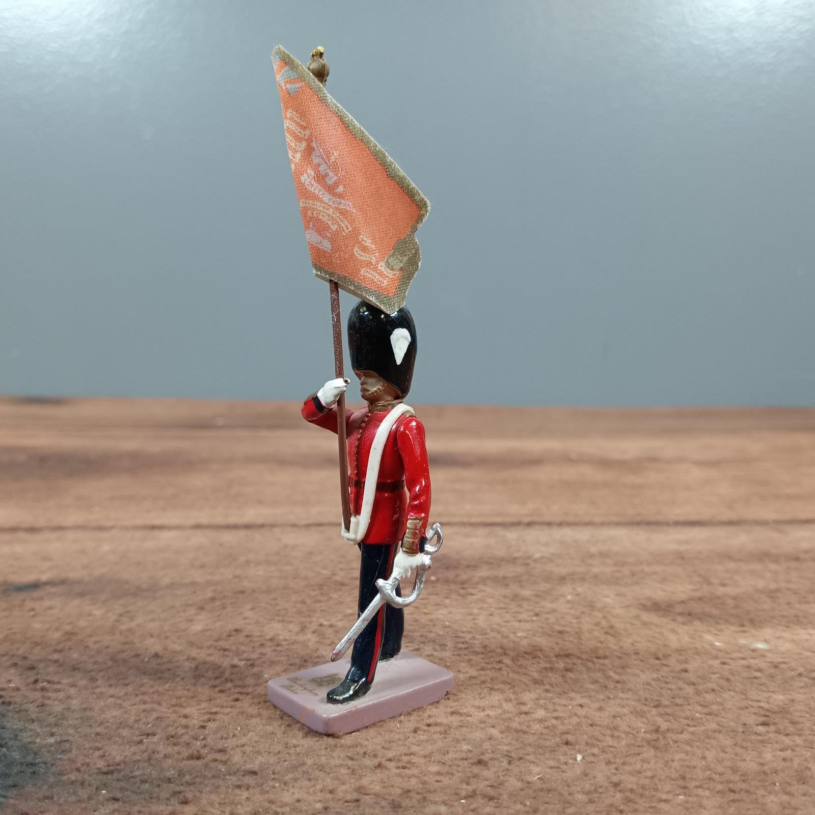 Buckingham Palace British Guard Metal Soldier Figurine Flag 1990