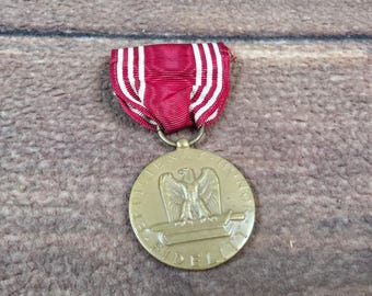 Medalla de Buena Conducta del Ejército de los EE. UU., Condecoración Militar, Bronce, Cinta Roja y Blanca, Águila Buena