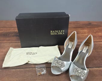 Scarpe con tacco Badgley Mischka Petrina II da donna, taglia 9.5, colore argento, con spilla di cristallo e punta aperta.