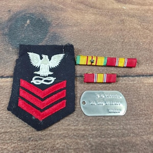 Conjunto de parches, cintas y placa de identificación de suboficial de segunda clase de la Marina de los EE. UU. Talla única Marina Buen estado vintage