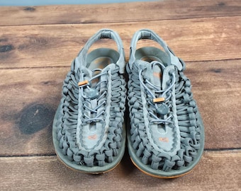 Sandalias Keen Uneek para hombre, talla 10, color gris, con excelente diseño de dos cordones elásticos para exteriores, modelo 1016901