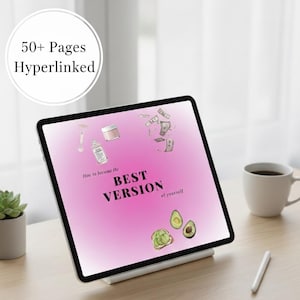 Könnte beinhalten: Ein digitales Tablet mit einem rosa Farbverlauf-Bildschirm mit dem Text „How to become the BEST VERSION of yourself“. Der Bildschirm zeigt Illustrationen von Schönheitsprodukten, Geld und Avocados. Ein weißer Stift und eine Tasse Kaffee stehen auf einem Holztisch.