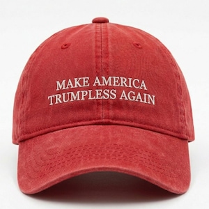 Puede incluir: Una taza de cerámica blanca con un asa negra y el texto "But First, Coffee" en negrita negra. La taza está sobre una superficie de madera. La taza mide 10 cm de alto.