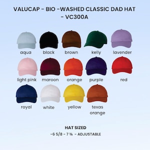 以下が含まれることがあります： アクア、ブラック、ブラウン、ケリーグリーン、ラベンダー、ライトピンク、マルーン、オレンジ、パープル、レッド、ロイヤルブルー、ホワイト、イエロー、テキサスオレンジなど、さまざまな色のバイオウォッシュクラシックダッドハットのディスプレイ。帽子は調整可能で、サイズは6 5/8～7 3/8です。