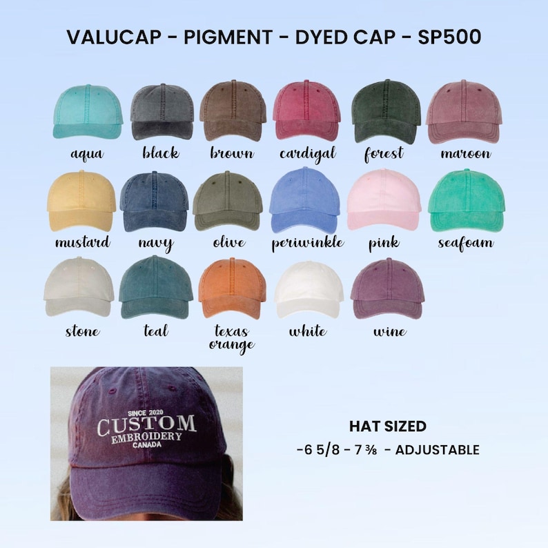以下が含まれることがあります： アクア、ブラック、ブラウン、マルーンなど、さまざまな色の顔料染めベースボールキャップのコレクション。キャップにはそれぞれの色と「VALUCAP - PIGMENT - DYED CAP - SP500」の文字がラベル表示されています。「CUSTOM EMBROIDERY CANADA」の刺繍が入ったキャップが1つあります。