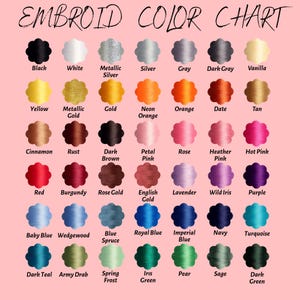 Puede incluir: Una carta de colores de bordado con fondo rosa. La tabla muestra una variedad de colores de hilo, incluyendo negro, blanco, plata, gris, amarillo, naranja, rojo y azul. El texto "EMBROID COLOR CHART" est&aacute; en la parte superior.