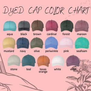 Puede incluir: Una carta de colores que muestra gorras de b&eacute;isbol te&ntilde;idas en varios colores, incluyendo aguamarina, negro, marr&oacute;n, cardenal, bosque, granate, mostaza, azul marino, oliva, b&iacute;garo, rosa, espuma de mar, piedra, verde azulado, naranja Texas, blanco y vino.