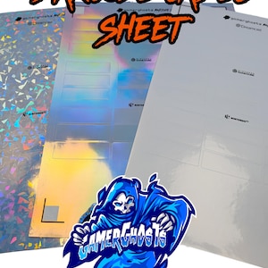 Peut inclure: Trois feuilles rectangulaires d'étiquettes codes-barres présentant diverses finitions, dont un motif holographique en éclats de verre, un dégradé irisé lisse et une surface blanche mate unie, imprimées avec de petits logos de consoles.