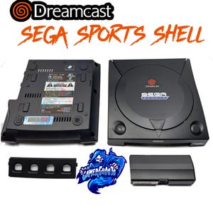 以下が含まれることがあります： 黒いSega Sports Dreamcastコンソールシェル。上部ケース、下部ケース、コントローラーポートカバー、モデムカバーが含まれています。上部にはSega Sportsのロゴがあり、下部には規制ラベルとバーコードステッカーが貼られています。