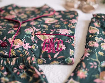 Personalisierter Monogramm-Pyjama-Set, Smaragd-Blumen-Satin-Pyjama für die Braut, individuell bestickter Braut-Pyjama, Hochzeitstag als Geschenk