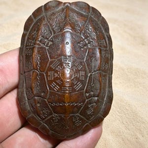 Figura retro de caparazón de tortuga de latón: símbolo de riqueza y protección.