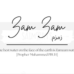 Op de afbeelding: Een minimalistisch ontwerp met het woord "Zam Zam" in elegant cursief schrift, met Arabische tekst eronder. De quote "Het beste water op aarde is Zamzam water" is ook opgenomen.
