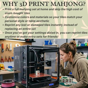 Puede incluir: Una impresora 3D negra con carcasa transparente imprimiendo una ficha de mahjong. El texto superior dice: WHY 3D PRINT MAHJONG? seguido de puntos que explican las ventajas de imprimir juegos de mahjong en casa, incluyendo el ahorro de costes.