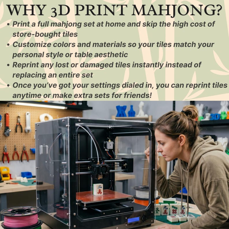 Puede incluir: Una impresora 3D negra con carcasa transparente imprimiendo una ficha de mahjong. El texto superior dice: WHY 3D PRINT MAHJONG? seguido de puntos que explican las ventajas de imprimir juegos de mahjong en casa, incluyendo el ahorro de costes.