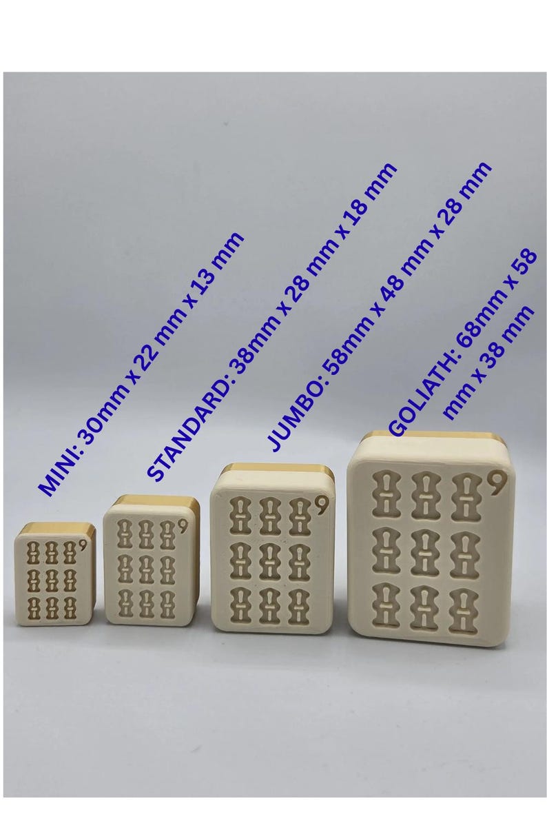 Puede incluir: Cuatro moldes rectangulares de silicona beige con bordes dorados, ordenados por tama&ntilde;o. Las etiquetas de texto indican las dimensiones: MINI: 30mm x 22mm x 13mm, STANDARD: 38mm x 28mm x 18mm, JUMBO: 58mm x 48mm x 28mm y GOLIATH: 68mm x 58mm x 38mm.