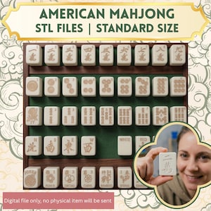 Puede incluir: Un conjunto de fichas de Mahjong americano en color blanco roto con grabados marrones, que incluyen n&uacute;meros, palos, vientos, dragones, flores y fichas de comod&iacute;n, expuestas sobre un soporte de madera oscura con superficie de fieltro verde.