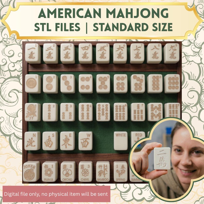 Puede incluir: Un conjunto de fichas de Mahjong americano en color blanco roto con grabados marrones, que incluyen n&uacute;meros, palos, vientos, dragones, flores y fichas de comod&iacute;n, expuestas sobre un soporte de madera oscura con superficie de fieltro verde.