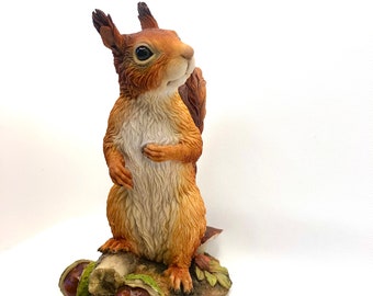 Sculpture animalière en écureuil roux. Figurine animalière colorée peinte à la main. Art en édition limitée pour les amoureux des animaux. Ornement d'écureuil réaliste
