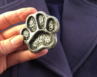 Broche chien avec empreintes de pattes fabriquée à la main en étain ou bronze coulé à froid. Cadeau d'anniversaire élégant pour les propriétaires de chiens. Plus de détails ci-dessous