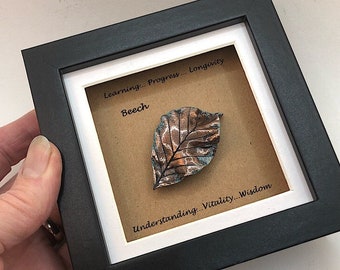 Cadre photo en forme de feuille de hêtre en bronze, en étain ou en cuivre. Cadeau d'art mural 3D symbolique inspiré de la nature pour maman ou amateur de livres. Fait main en Grande-Bretagne.