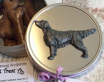 Boîte à friandises de poche à revêtement plat pour retriever avec motif chien sculpté en étain ou cuivre. Cadeau spécial ou aide au dressage d'un chien pour un propriétaire de chien.