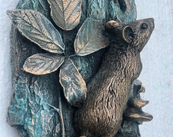 Art mural souris en bois en bronze coulé à froid. Jolie sculpture animalière pour votre jardin, votre cour ou votre maison. Cadeau d'anniversaire de bronze. Plus de détails ci-dessous