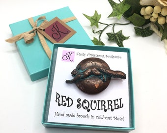 Broche écureuil roux fabriquée à la main avec une finition en étain, cuivre ou bronze. Joliment présenté dans une boîte cadeau. Cliquez sur Pour plus de détails.