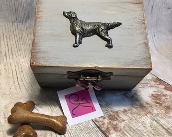 Boîte d'articles souvenirs pour retriever à revêtement plat en bois ou cadeau pour chien avec un chien sculpté en étain ou en cuivre sur le couvercle. Cliquez pour plus de détails