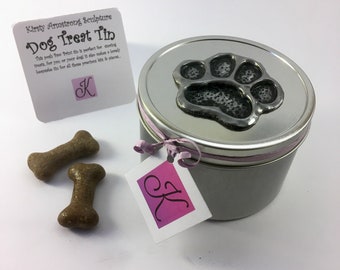 Boîte de conserve pour friandises ou collations pour chien avec empreinte de patte moulée à la main. Cadeau pour les amoureux des chiens. Boîte souvenir commémorative de la perte d'un chien. Cliquez pour plus de détails