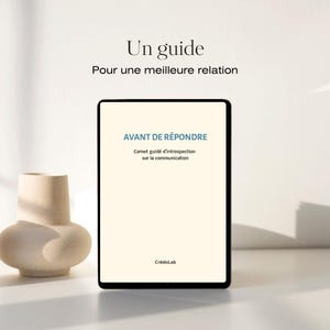 May include: A digital tablet displays the text "AVANT DE RÉPONDRE" and "Carnet guidé d'introspection sur la communication". The tablet is black with a cream-colored screen. A beige vase is on the left. The text "Un guide Pour une meilleure relation" is at the top.