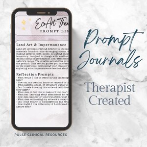 Op de afbeelding: Een smartphone toont een digitale journaalpagina met tekst over landkunst en vergankelijkheid. De afbeelding bevat ook de woorden "Prompt Journals" en "Therapist Created" in een scriptlettertype, met de tekst "Pulse Clinical Resources" onderaan.