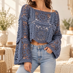 Può includere: Un top a maniche lunghe all'uncinetto color blu polvere con un design traforato a motivi quadrati, un ampio scollo a barchetta e maniche svasate, abbinato a jeans in denim azzurro con classica chiusura a bottone e cerniera.