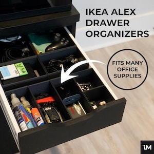Peut inclure: Organisateurs de tiroirs IKEA Alex noirs avec plusieurs compartiments, remplis de fournitures de bureau, d'appareils électroniques et d'accessoires. Le texte "IKEA ALEX DRAWER ORGANIZERS" et "FITS MANY OFFICE SUPPLIES" sont visibles.