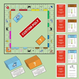 Pode incluir: Jogo de tabuleiro Monopoly Custom-Poly com cartões de propriedade, caixa da comunidade e cartões de sorte. O tabuleiro apresenta grupos de propriedades, ferrovias e utilidades. O jogo inclui um cartão "Saia da prisão grátis".