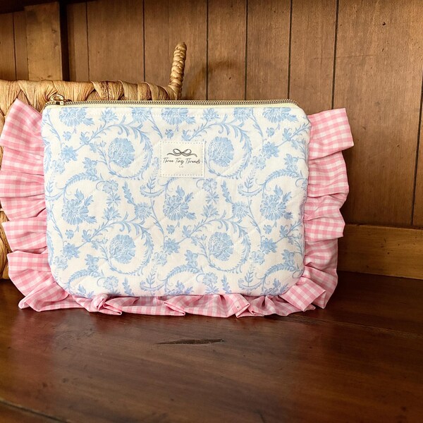 Bolsa de maquillaje acolchada hecha a mano / Bolsa de cosméticos con cremallera y volantes