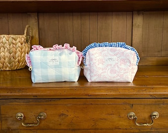 Handgemaakte gewatteerde make-uptas met ruches | Katoenen boxy toilettas