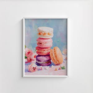 Puede incluir: Pintura enmarcada de una pila de coloridos macarons. Los macarons son en tonos de blanco, rosa y morado. Unas rosas rosas y pétalos están esparcidos alrededor de la base de la pila. El fondo es una suave mezcla de azul y rosa.