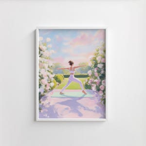 Pode incluir: Uma impressão artística emoldurada retrata uma pessoa em uma pose de ioga em um jardim. A pessoa está vestindo roupas esportivas brancas e está em um tapete de ioga verde. O jardim é cercado por flores rosa e brancas, com um céu azul e nuvens rosa ao fundo.