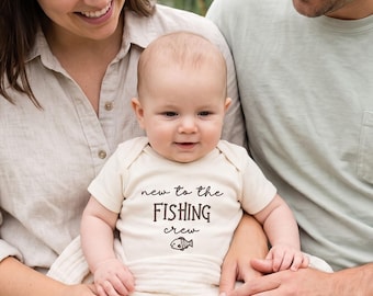Body bordado "Nuevo miembro del equipo de pesca", body para anunciar el nacimiento del bebé, "El nuevo compañero de papá", body para bebé pescador.