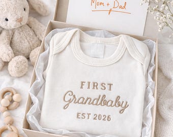Première grand-mère brodée de marque Onesies®, Body neutre Onesies® pour faire-part de grossesse, Salut grand-mère, Grands-parents