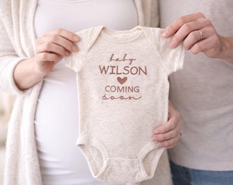 Grenouillère avec prénom brodé fille, garçon, faire-part de grossesse, marque Onesies®, bébé pour bientôt, grenouillères naturelles neutres personnalisées pour bébé