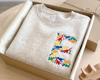 Sudadera personalizada con inicial de dinosaurio bordada, sudadera de cuello redondo con estampado de dinosaurio para niños pequeños, camiseta personalizada para la vuelta al cole infantil.