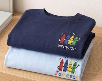 Camiseta infantil personalizada con diseño de crayones, camiseta con nombre bordado a medida para niños, camiseta para la vuelta al cole, conjunto preescolar, regalo para el jardín de infancia.