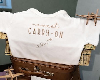 Petit bagage à main brodé de marque ONESIES® Voyager Amoureux de voyager en avion Faire-part de grossesse aux grands-parents