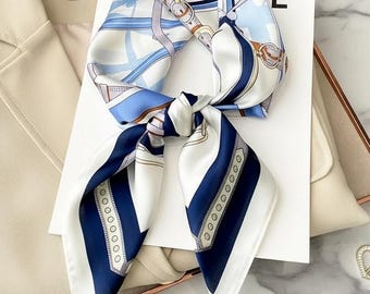 Foulard carré en soie bleu à fleurs pour femme - Mon Beau Béret
