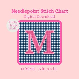 Könnte beinhalten: Digitales Kreuzstichmuster mit einem rosa Buchstaben "M" auf einem blau-weißen Vichymuster. Das Design ist rosa umrandet und enthält den Text "Needlepoint Stitch Chart" und "Digital Download". Das Muster misst 12,7 cm x 12,7 cm.