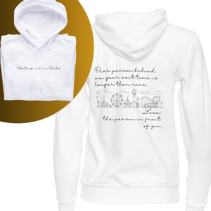 Puede incluir: Un juego de tres tazas de cerámica con un acabado moteado y mate. Las tazas son de color crema, gris claro y gris oscuro. Cada taza tiene un diseño simple y minimalista y un asa redondeada.